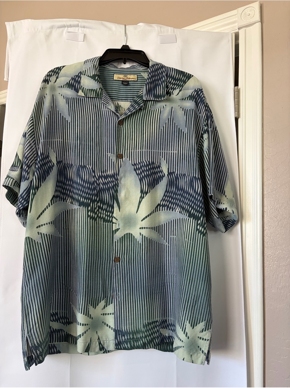 Tommy Bahama men’s silk short sleeve shirt size large